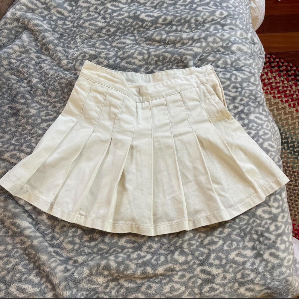 Brandy Melville Cream Pleated Skirt